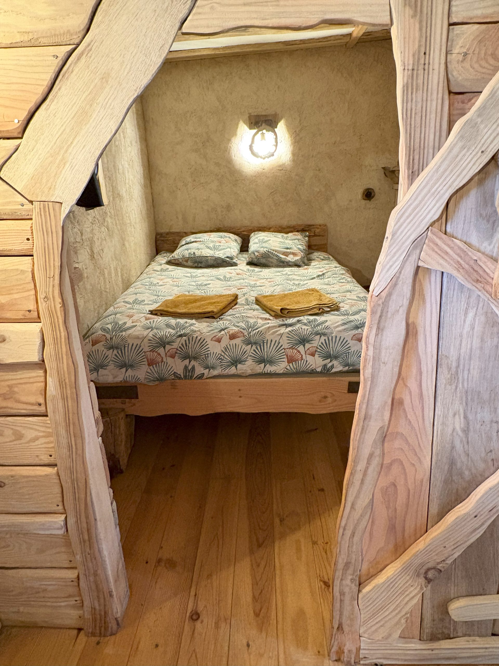 Chambre de la Maison Sacquet - Lit confortable avec décoration hobbit en Haute-Vienne