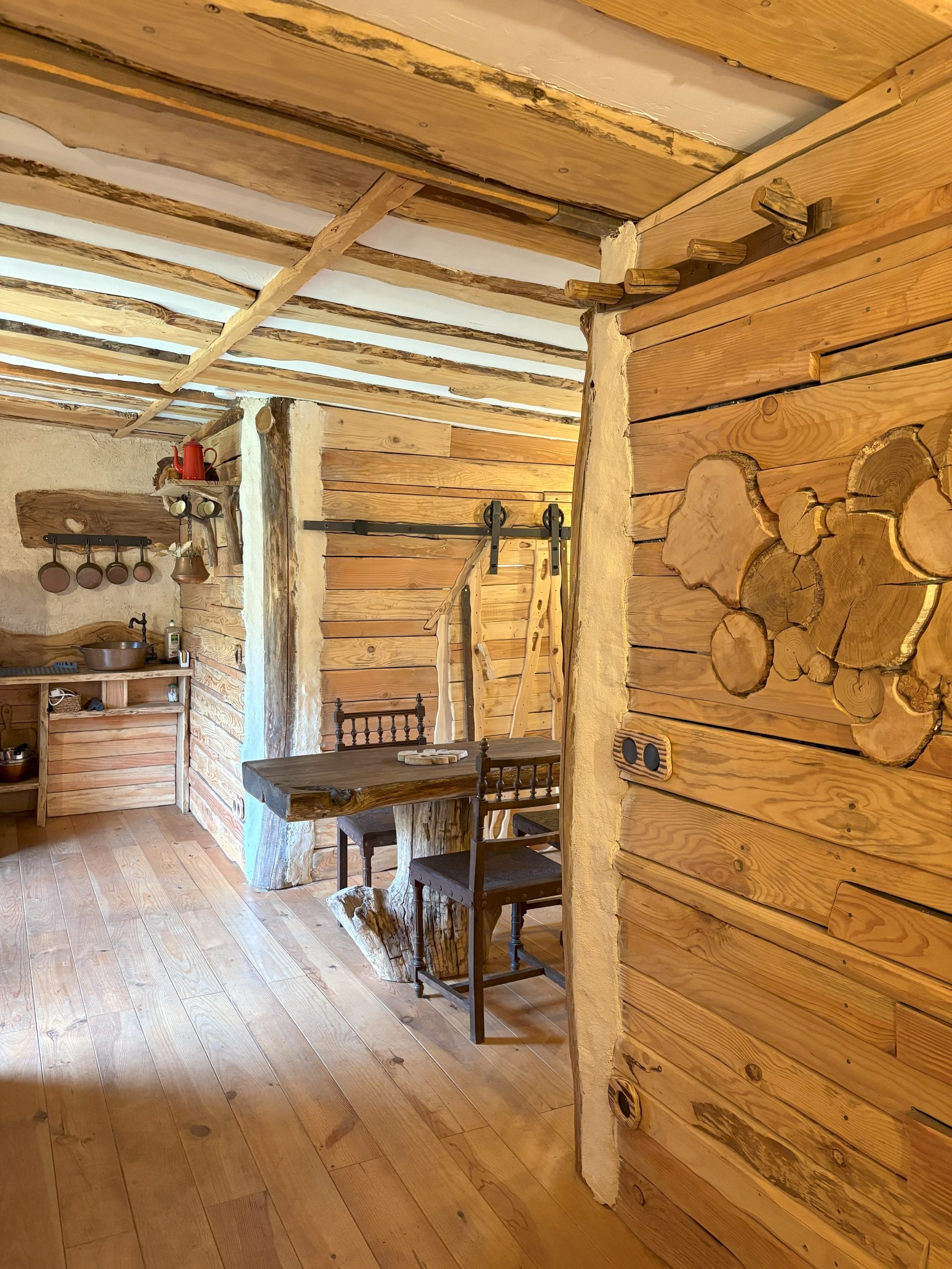 Salon de la Maison Sacquet - Espace de vie cosy avec décoration Seigneur des Anneaux