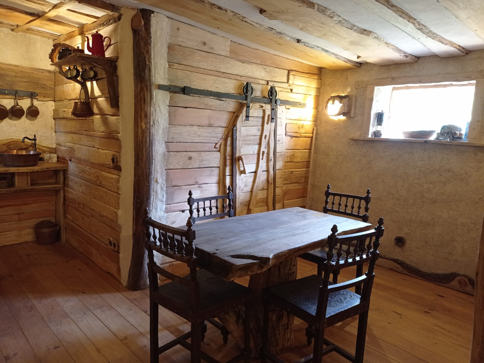 Coin repas de la Maison Sacquet - Espace dinatoire cosy en Haute-Vienne