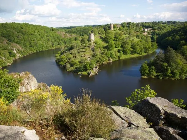Ruines médiévales du château de Crozant dominant la vallée de la Creuse